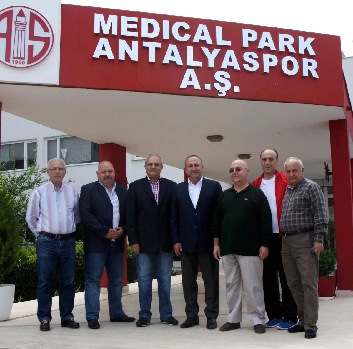 AK Parti Genel Başkan Yardımcısı Çavuşoğlu\'ndan Antalyaspor\'a Ziyaret
