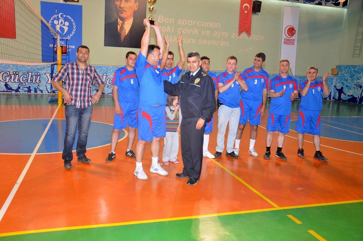 Aksaray Emniyeti\'nde Şubeler Voleybolda Yarıştı