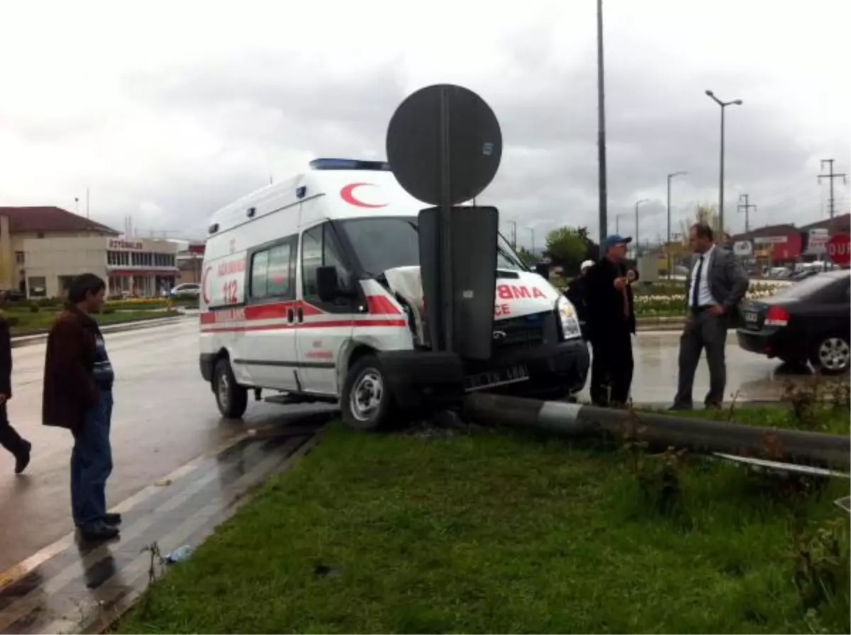 Ambulans Otomobille Çarpıştı: 3 Yaralı