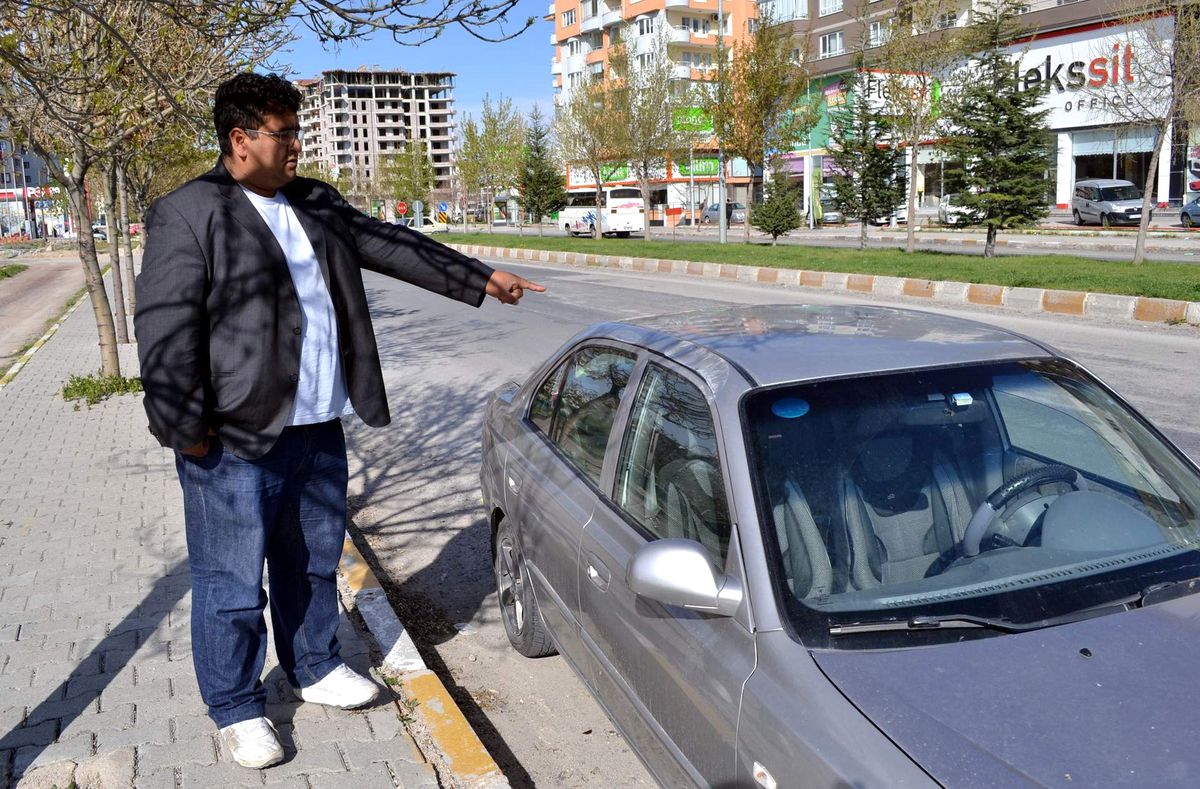 Aydınlatma Direği Hareket Halindeki Otomobilin Üzerine Düştü
