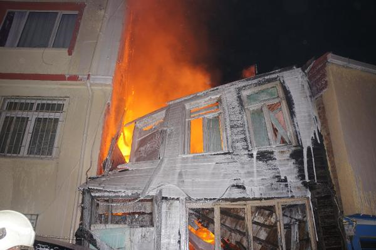 Beyoğlu\'nda Korkutan Yangın