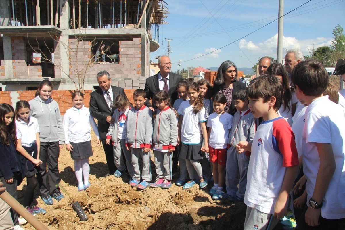 Burhaniye\'de Öğrenciler Fidan Dikti