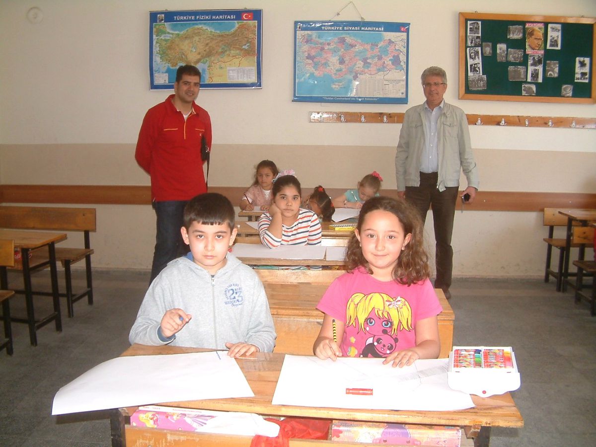Burhaniye\'de Öğrenciler Resim Yarışmasına Katıldı