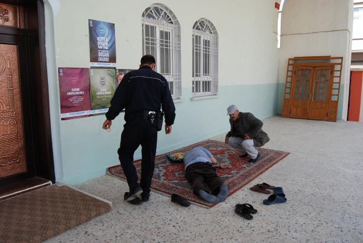 Cami Avlusunda Kalp Krizi Geçirerek Öldü