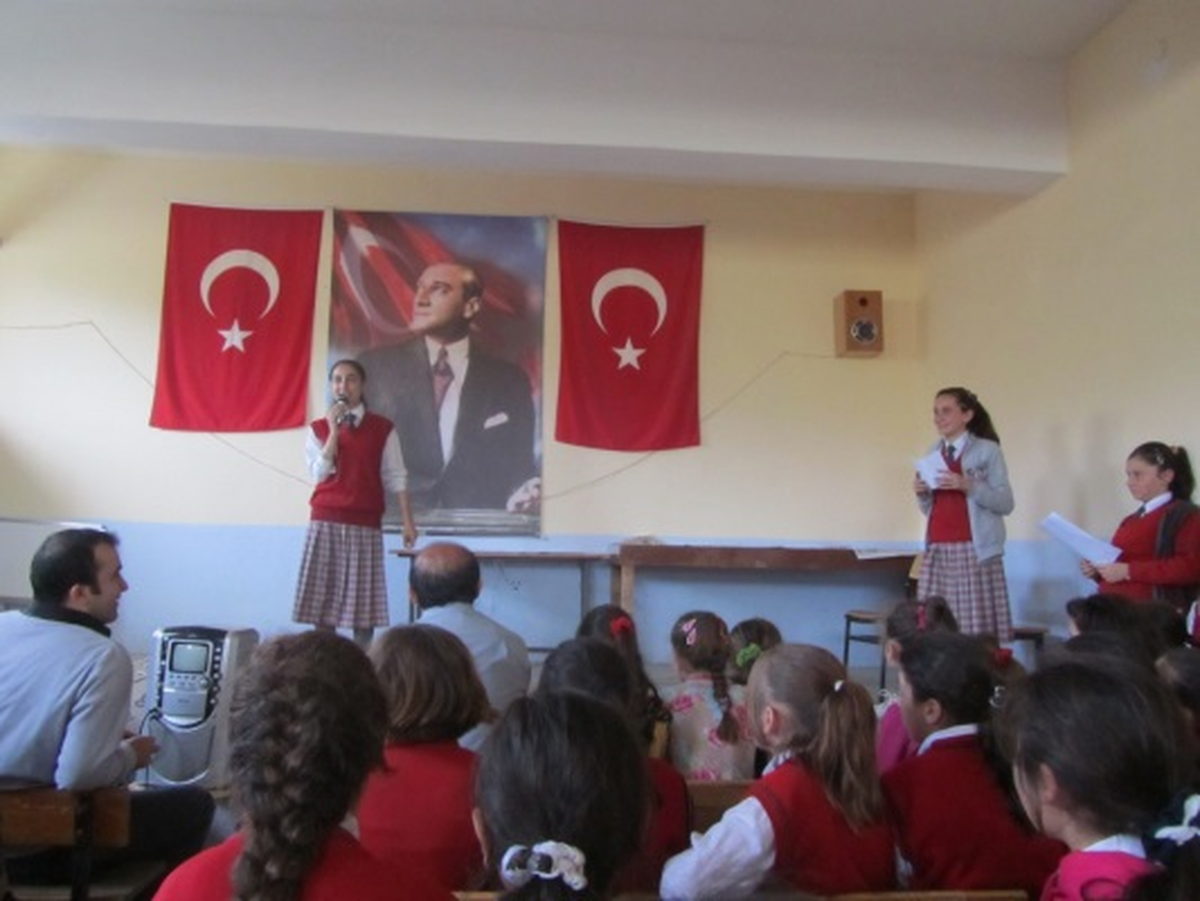 Danişment\'li Öğrenciler Şiir Okumada Yarıştı