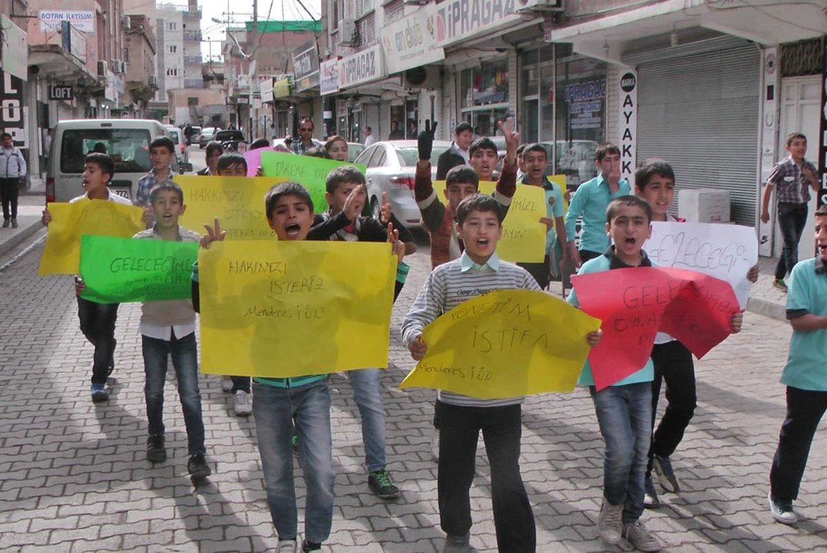 Dersleri Boş Geçen Öğrenciler Kaymakamlığa Yürüdü