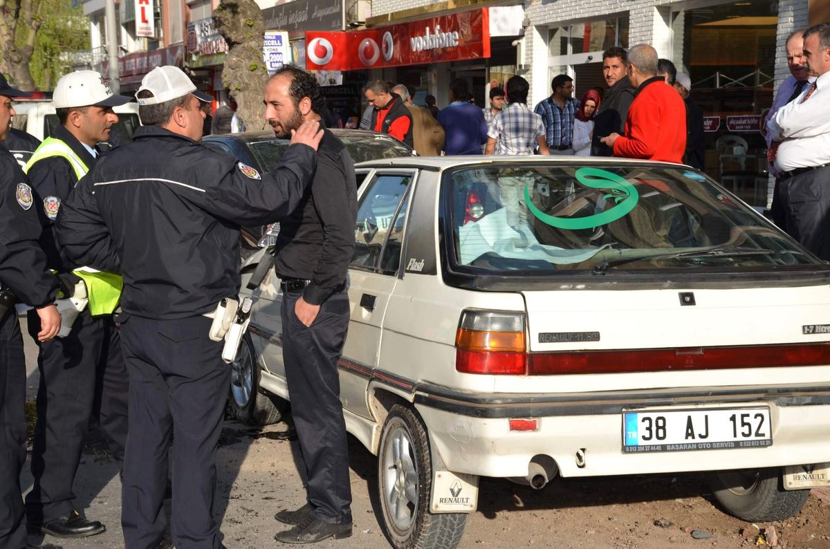 Devrilen Araçtan Şans Eseri Yara Almadan Kurtuldu