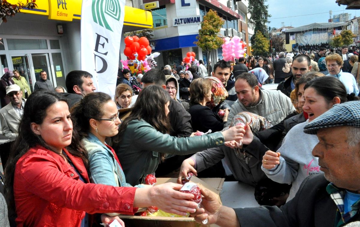 Edirne Belediyesi 2 Bin Adet Elma Şekeri Dağıttı