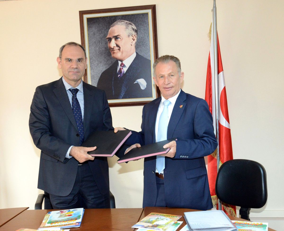 Ege-Koop ve Tülov\'dan Çocuklara 30 Bin Kitap
