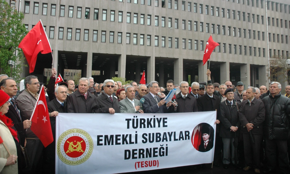 Emekli Subaylar 28 Şubat Soruşturmasını Protesto Etti