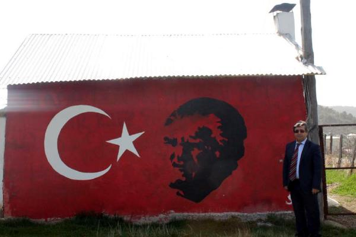 Bayrak ve Atatürk\'ü Evinin Duvarına Çizdirdi