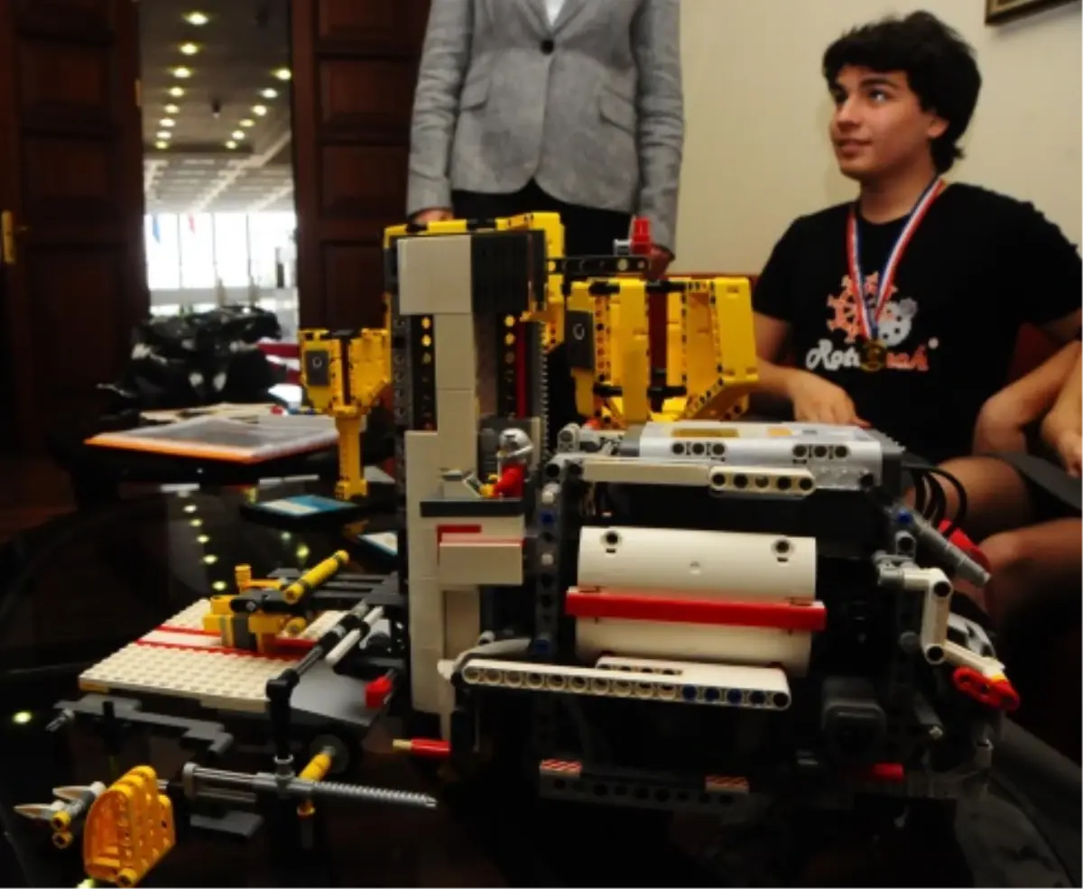 Genç Mucitler ABD Yolcusu