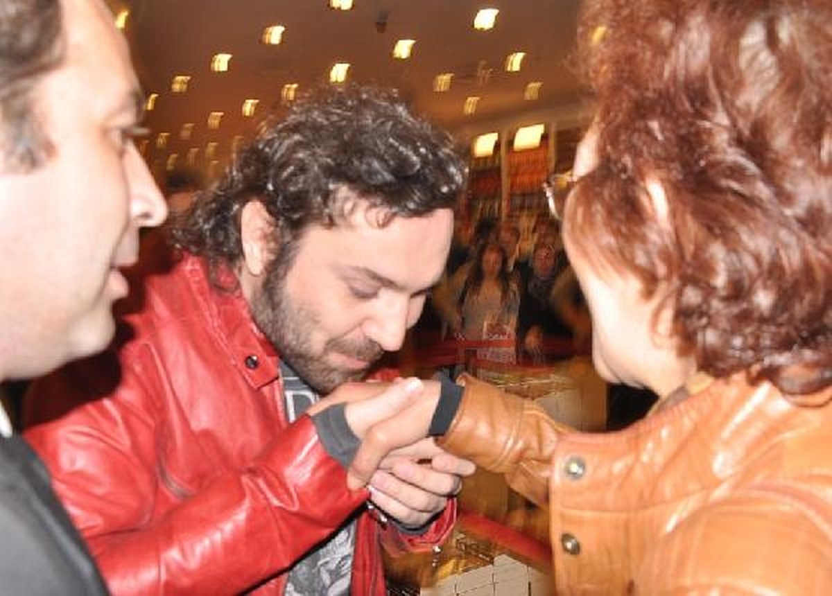 Halil Sezai\'ye İmza Günü Süprizi