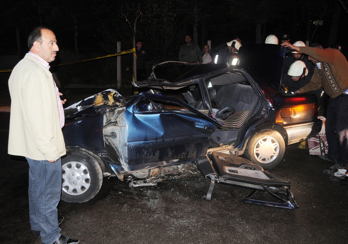 Isparta\'da İki Otomobil Çarpıştı: 2 Ölü, 1 Yaralı