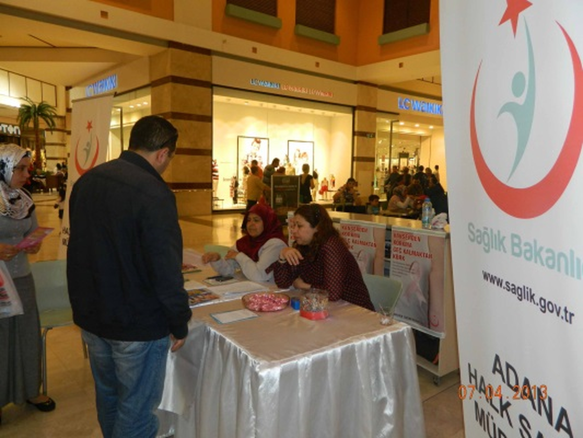 Kanserle İlgili Broşür, Afiş ve Karanfil Dağıtıldı