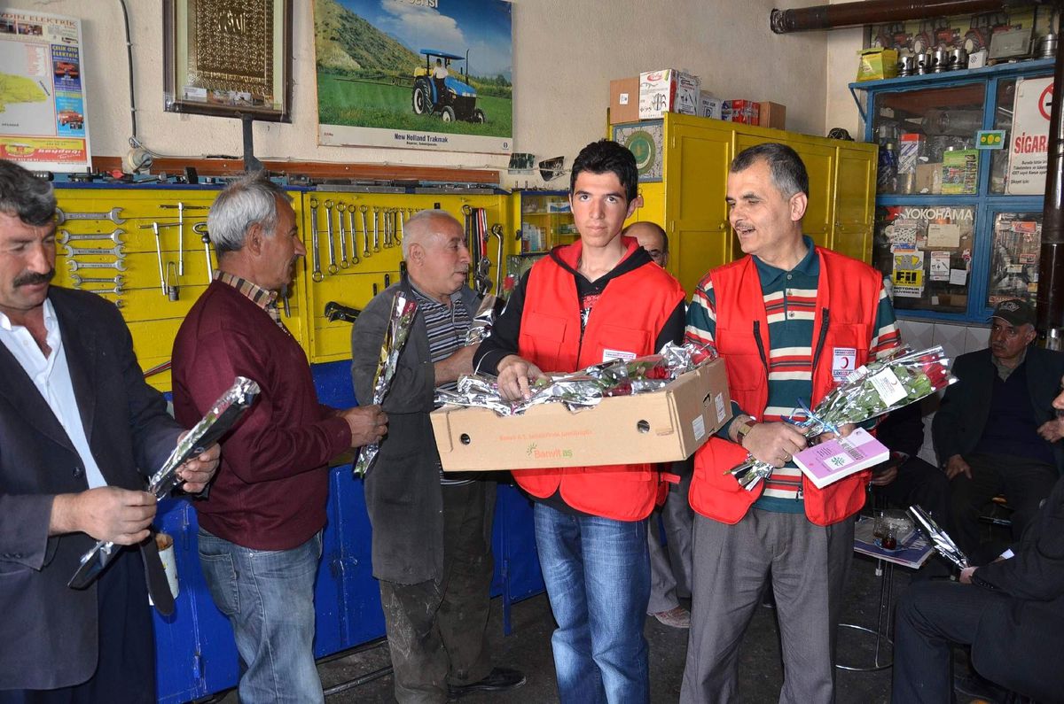 Kızılay Gül Dağıttı