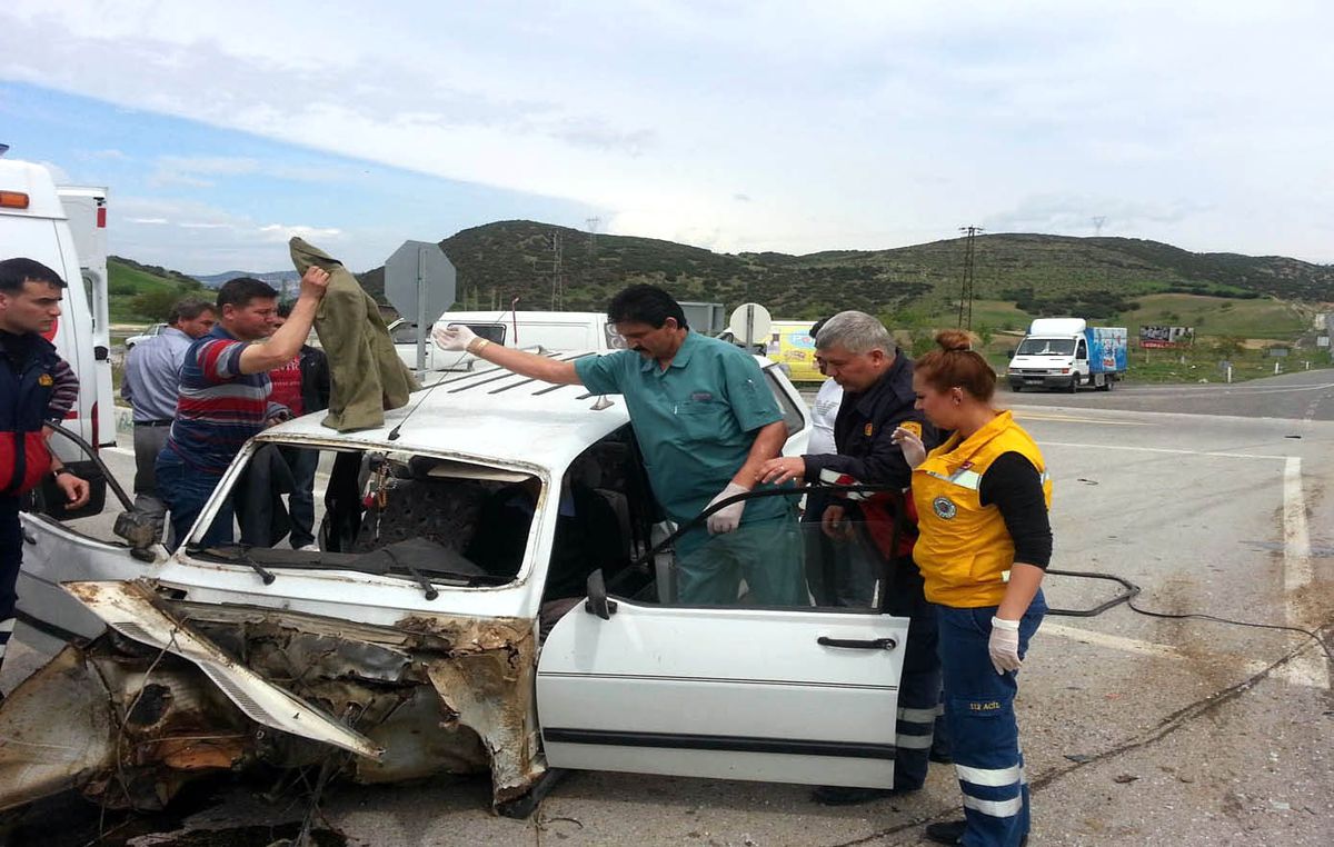 Kula\'da Trafik Kazası: 5 Yaralı