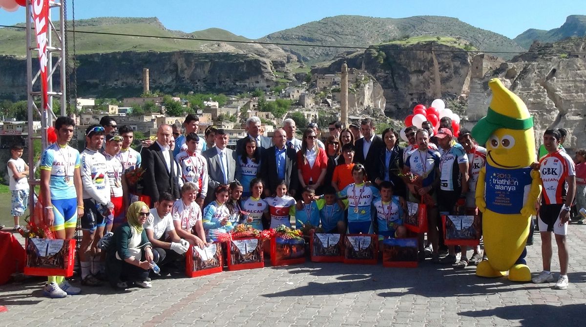 Maliye Bakanı Mehmet Şimşek, Bisiklet Yarışmasında Dereceye Girenlere Madalya Taktı