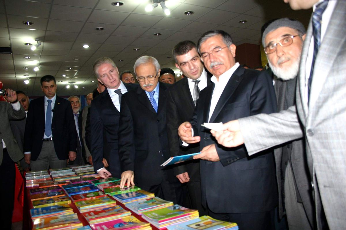 Milli Savunma Bakanı İsmet Yılmaz Şarkışla İlçesini Ziyaret Etti