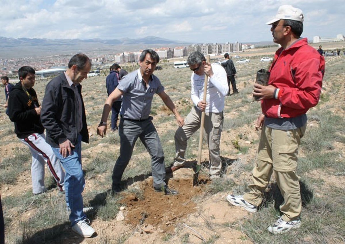 Niğde Polisi Baharı Ağaç Dikerek Karşıladı