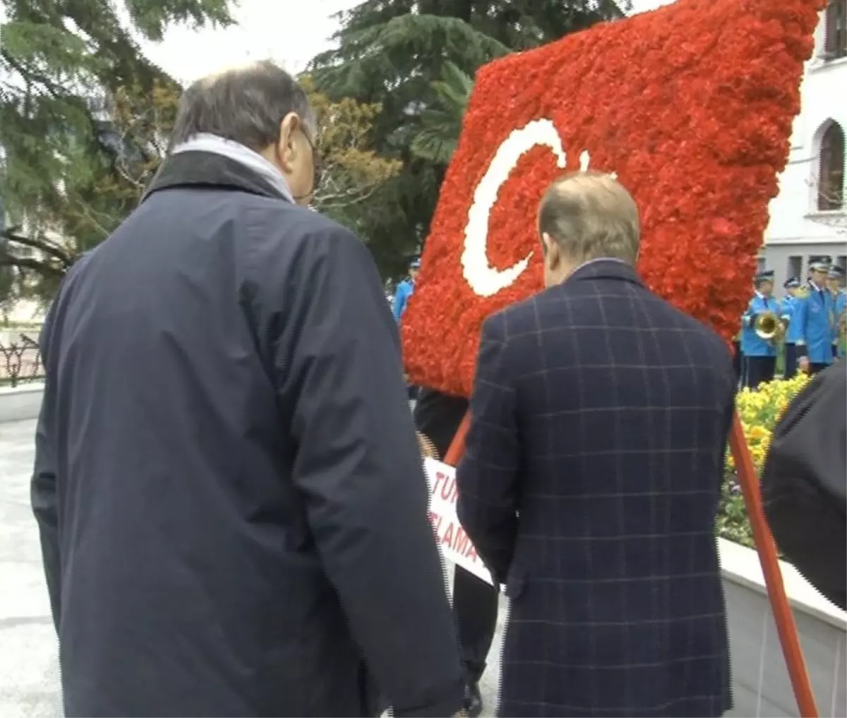 Müdür Gedik'ten Çelenk Koyma Dersi