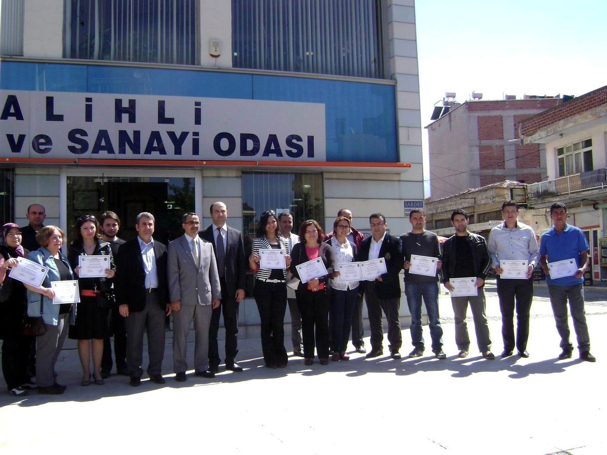 Salihli\'de 30 Kursiyer Sertifika Aldı