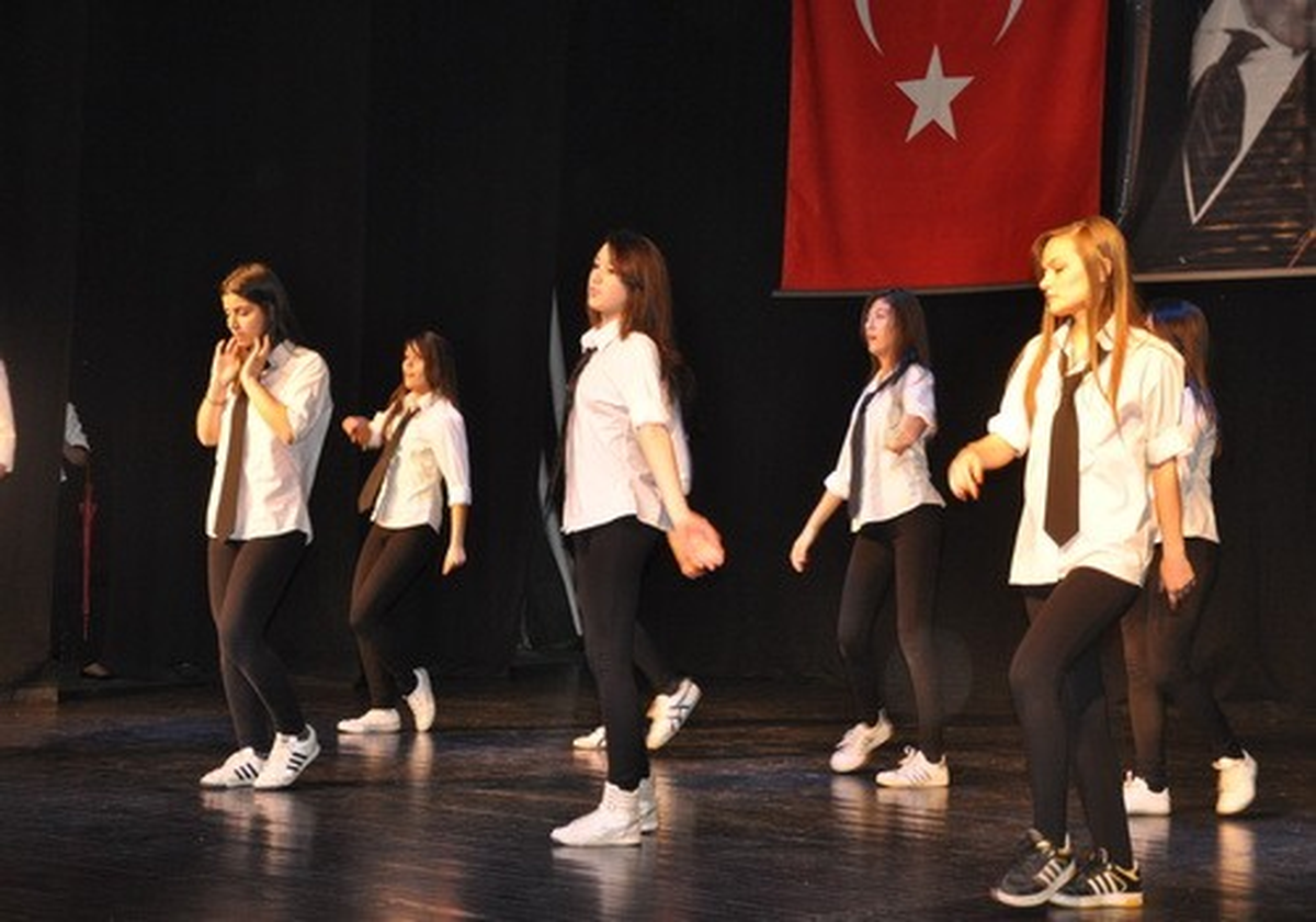 Salihli\'de Bale ve Modern Dans Gösterisi Yapıldı