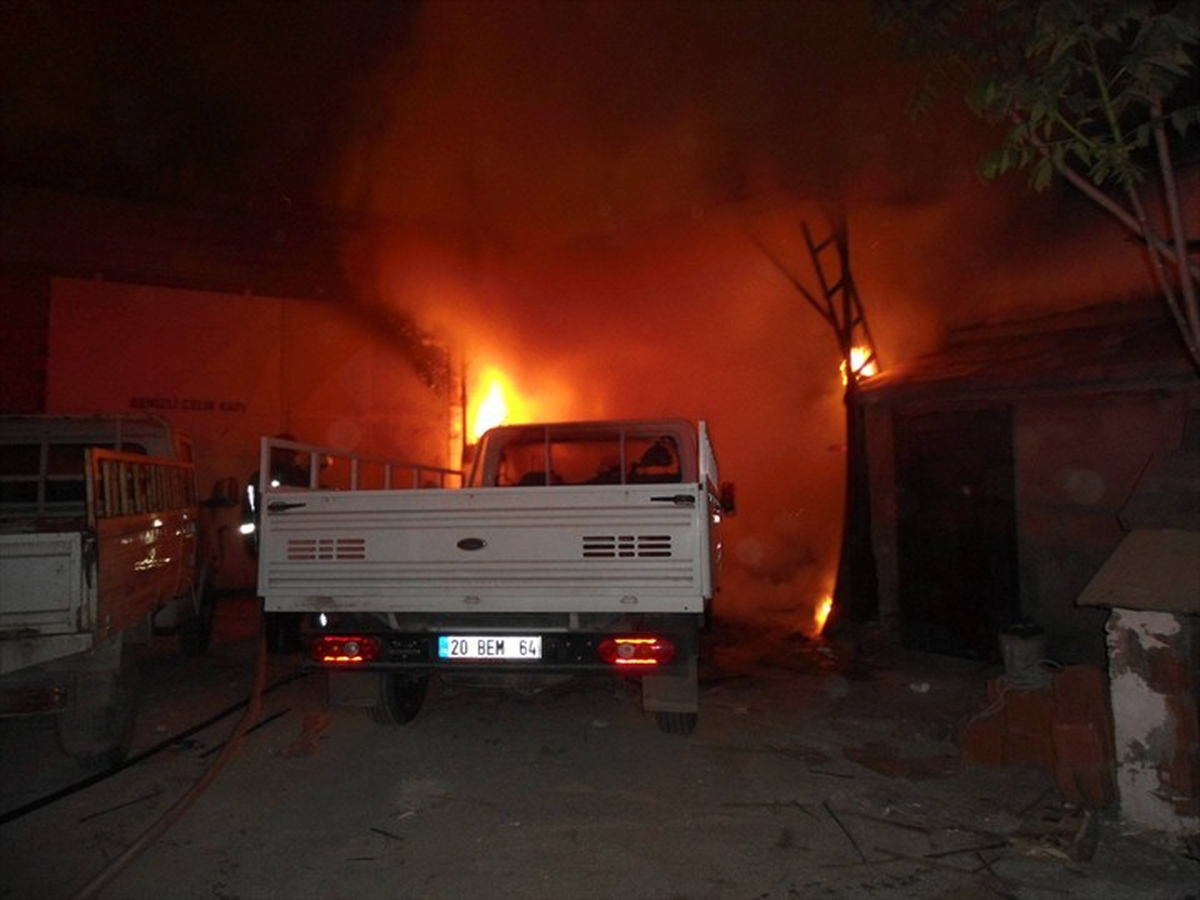 Sümer Mahallesi\'nde İşyeri Yandı