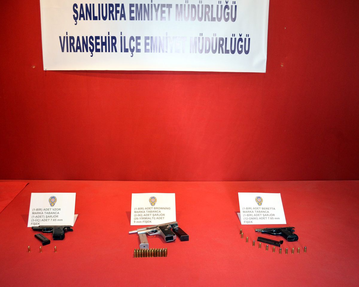 Viranşehir\'de Silah ve Sahte Çek Ele Geçirildi