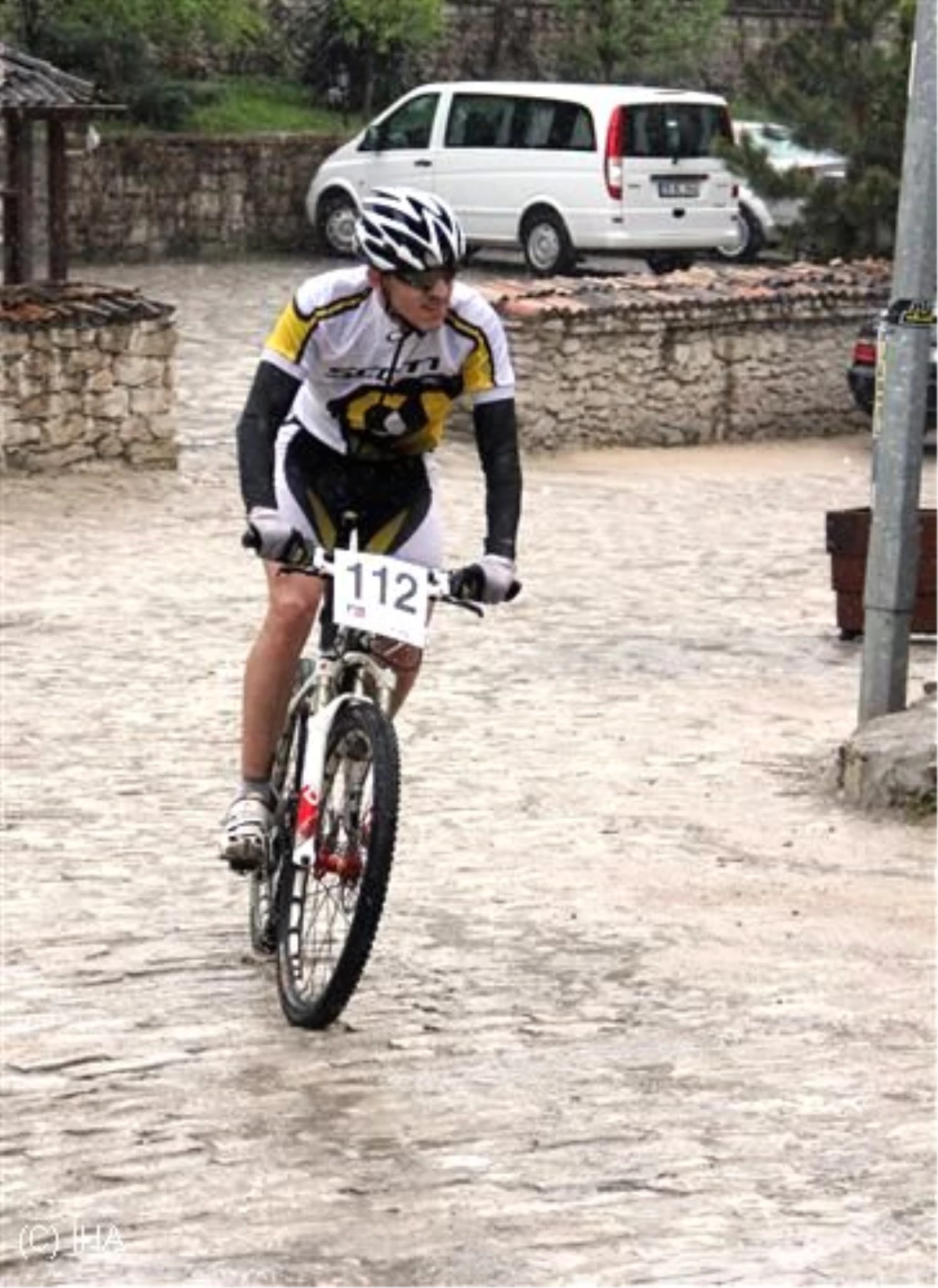 Yağmur Altında Bisiklet Yarışı