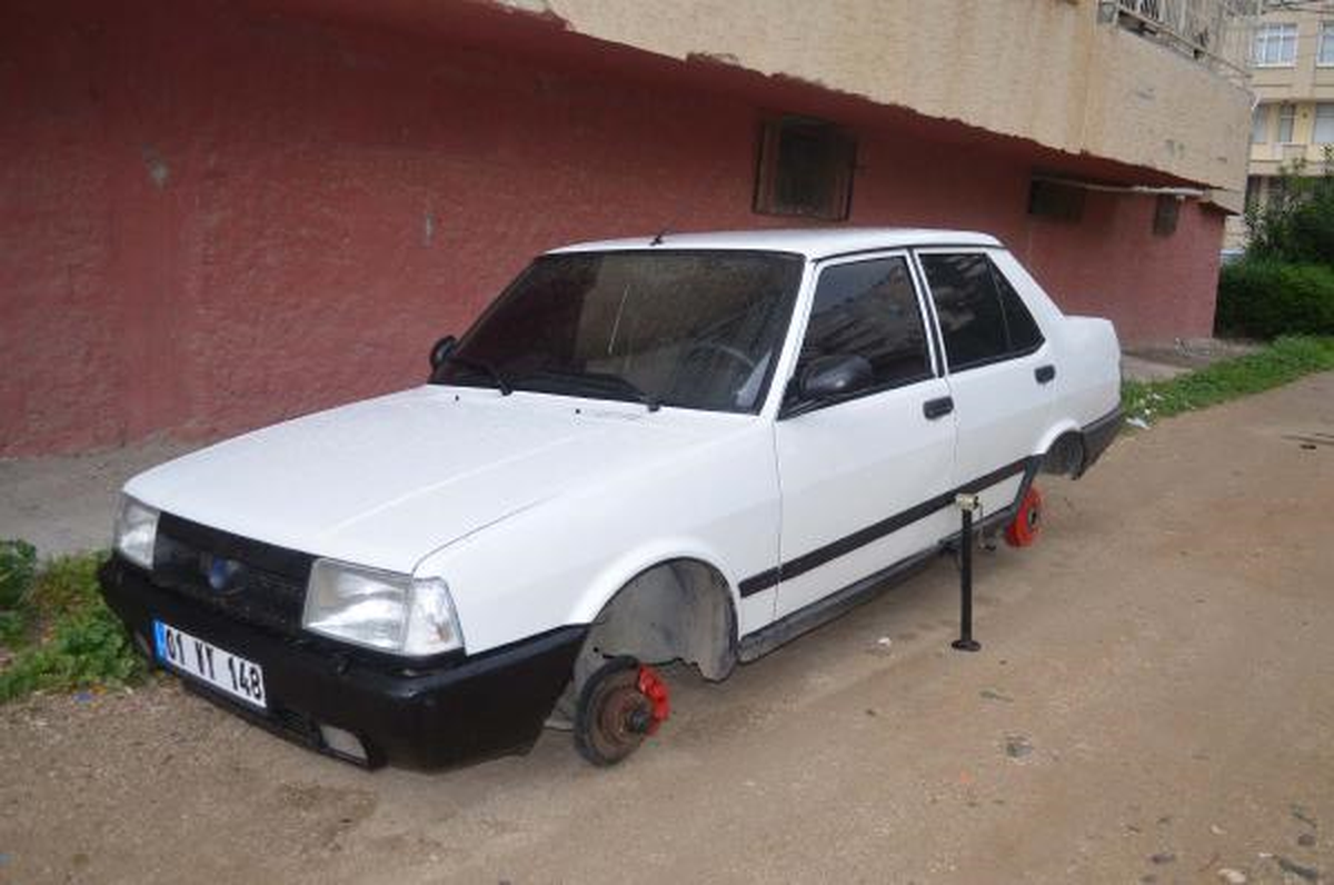 Dokuz Otomobilin Lastiği Çalındı