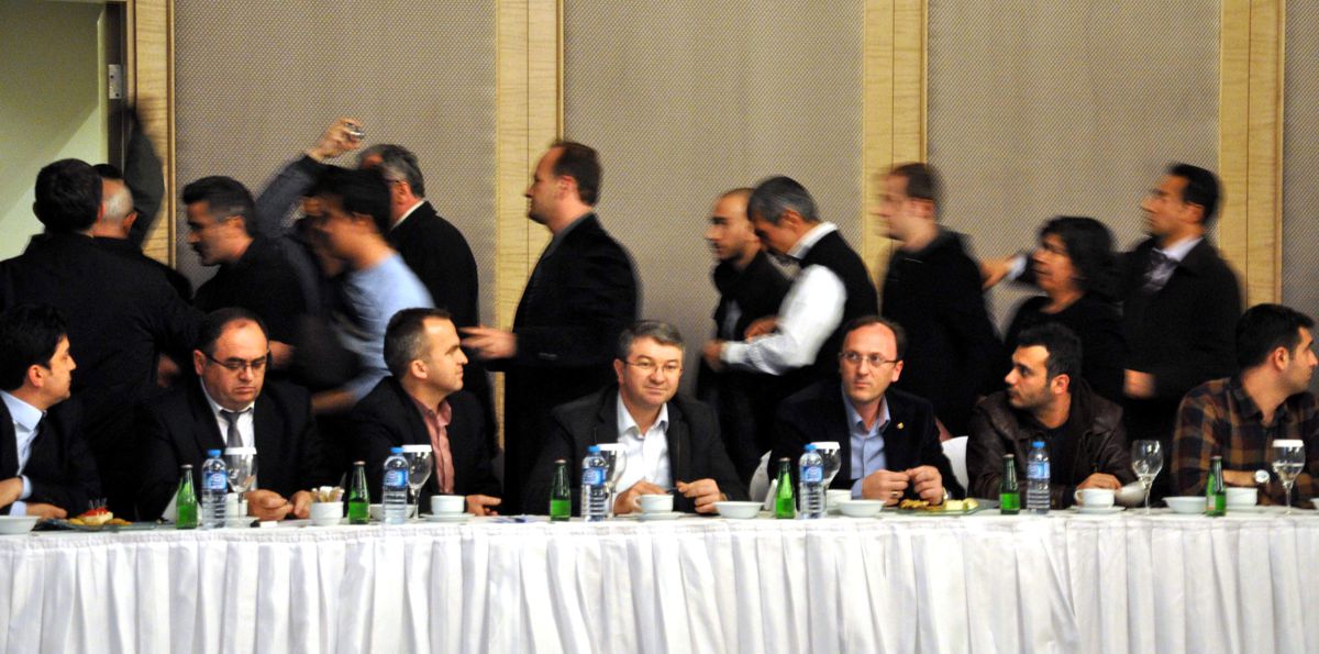 Akil İnsanlar Komisyonuna Protesto