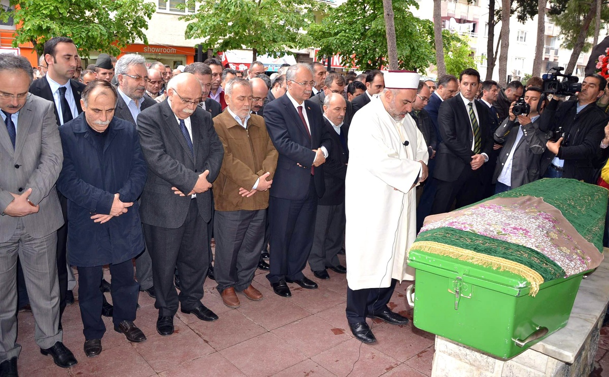 Bakan Avcı, Rektör Akan\'ın Annesinin Cenaze Törenine Katıldı