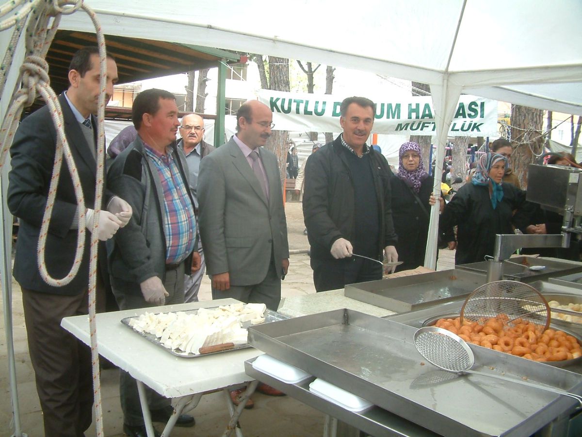 Burhaniye\'de 7 Bin Kişiye Kutlu Doğum Lokması