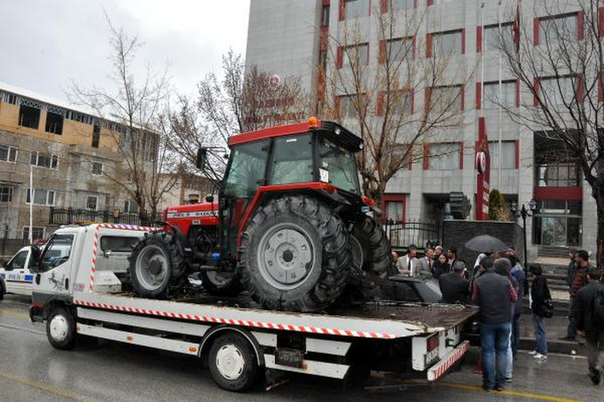 Dava Konusu Traktöre Adliye Önünde İnceleme