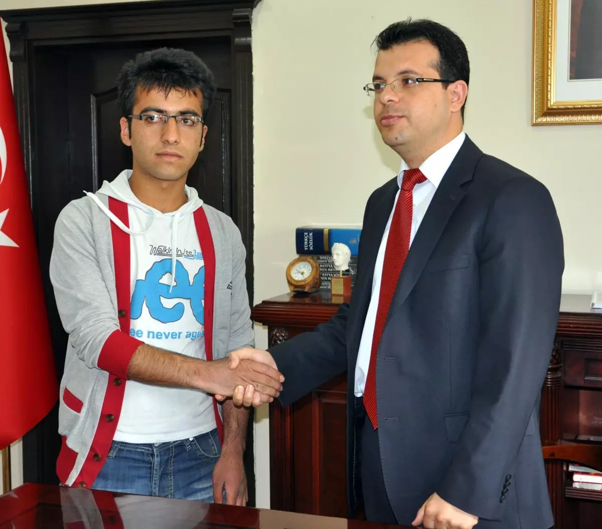 Derik Kaymakamı Demirci\'den, Ygs\'de Türkiye 185.\'si Olan Budak\'a Ödül