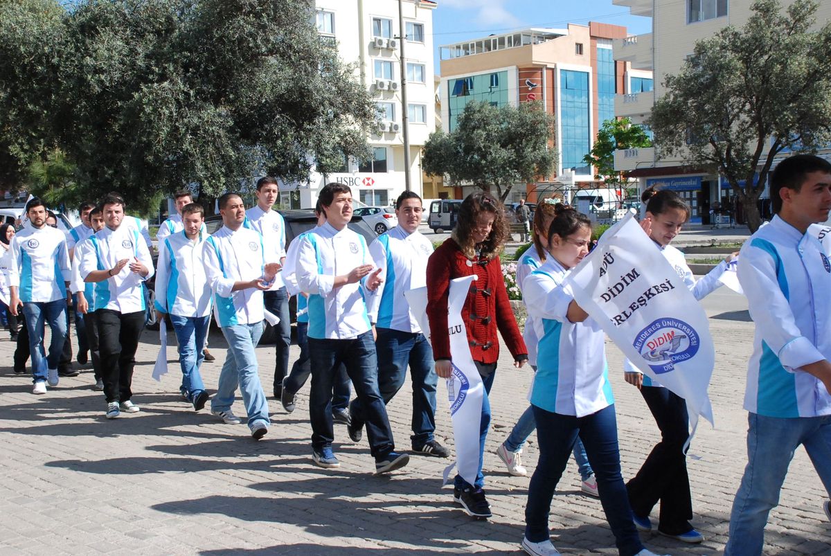 Didim\'de Turizmciler Üniversitelileri Yalnız Bıraktı