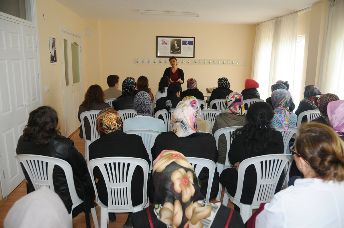 Eskişehir\'de Kadınlara \'Aile İçi Eğitim\' Toplantısı
