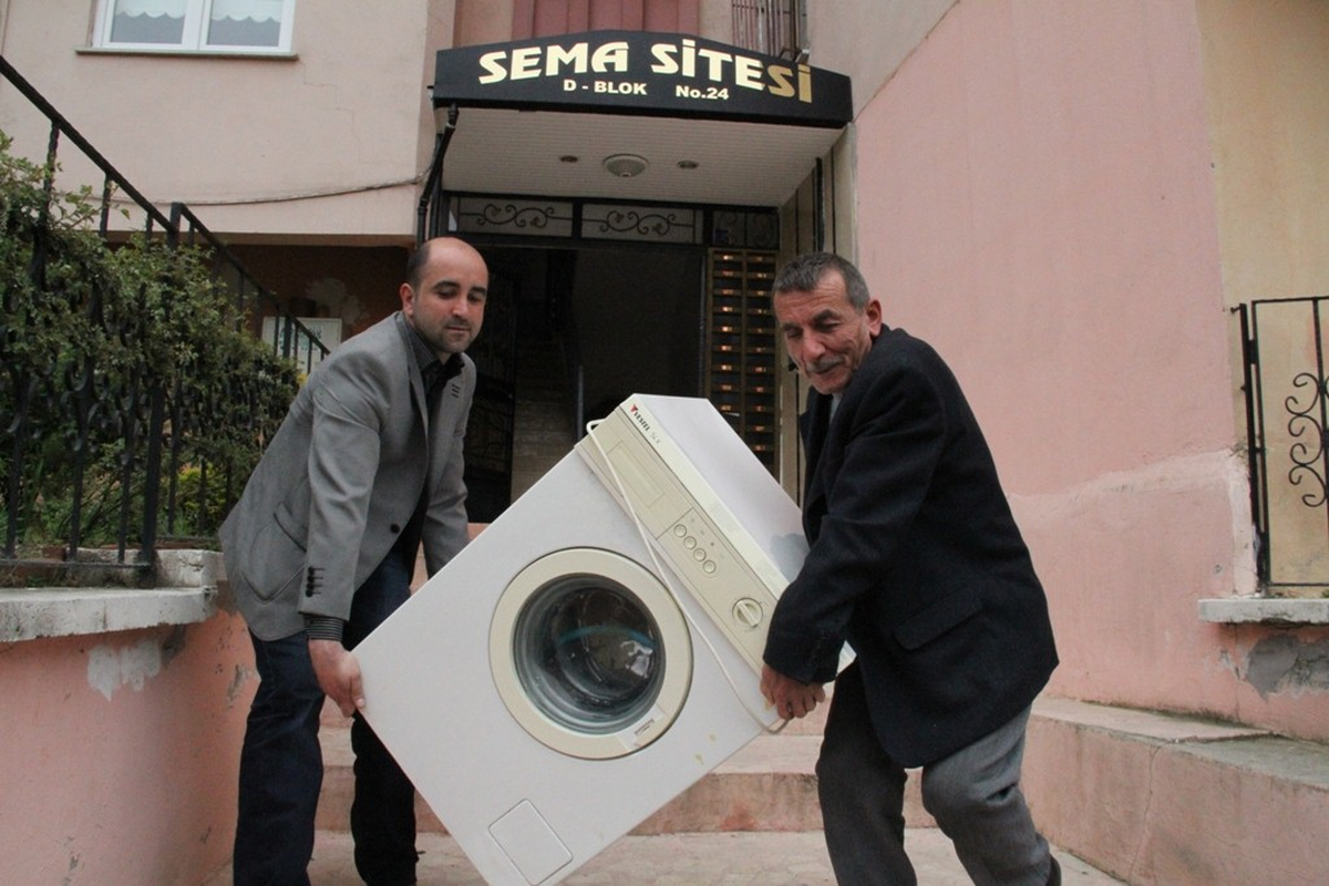 Evinin Tüm Eşyalarını Bağışladı