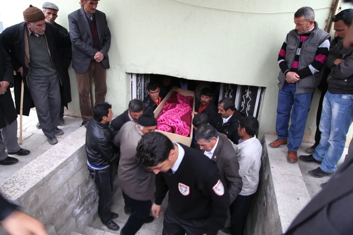 İran Askerlerinin Ateş Açtığı Kaçakçı Hayatını Kaybetti