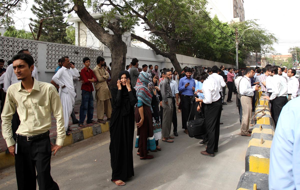 İran Depremi Pakistan\'ı da Vurdu: 12 Ölü