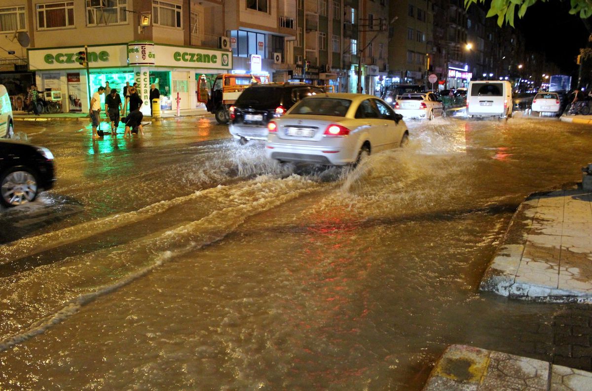 İskenderun\'da Su Borusu Patladı, Caddeler Su Altında Kaldı