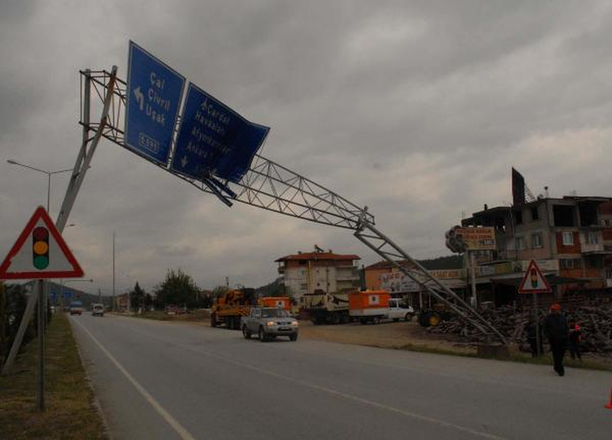Kamyon Yön Levhasına Çarptı