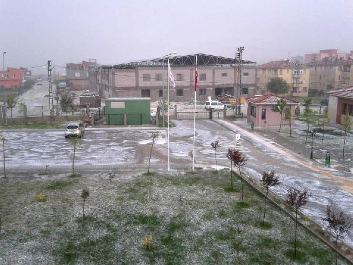 Karaisalı\'da Dolu Yağdı