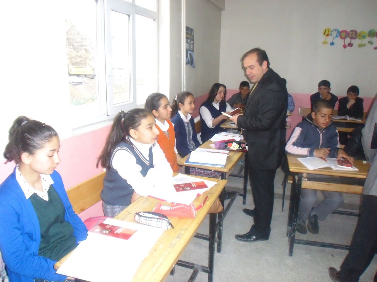 Kutlu Doğum Haftası'nda Öğrencilere Kitap Hediyesi