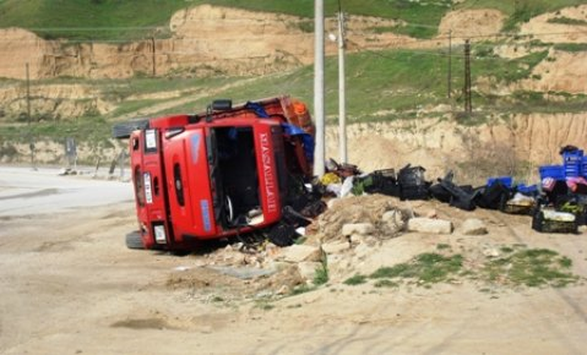Mersin\'de Sebze-meyve Yüklü Kamyon Devrildi
