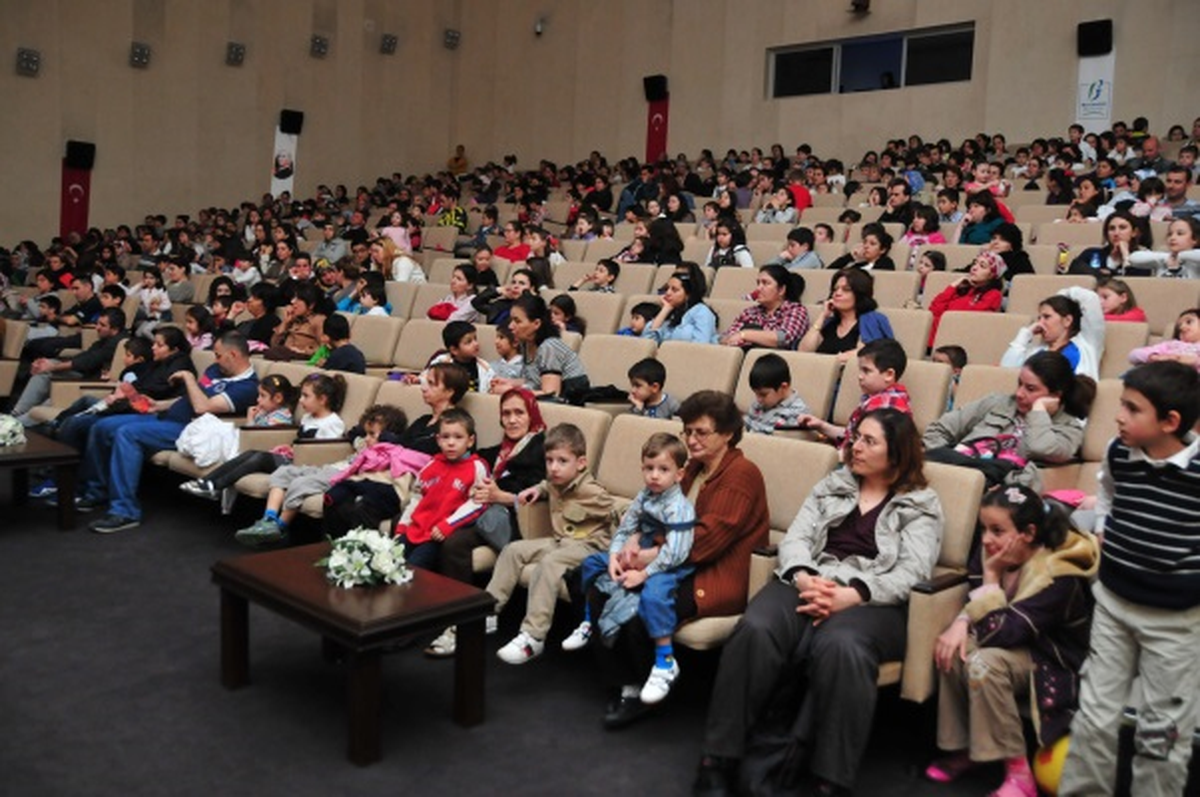 Minikler, "Kıralın Yeni Giysileri"ni Çok Sevdi
