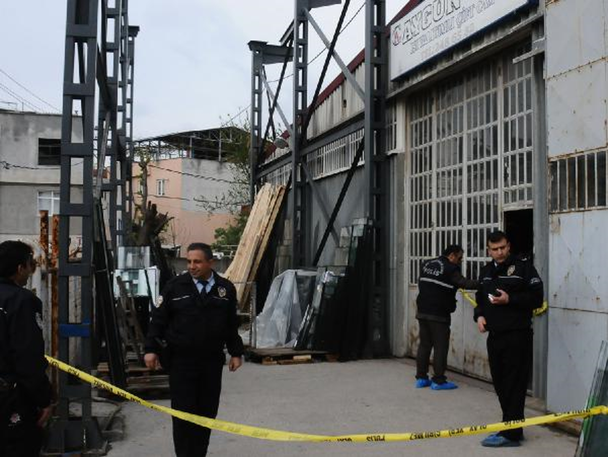 Patronunu Öldürüp İşyerine Geldi