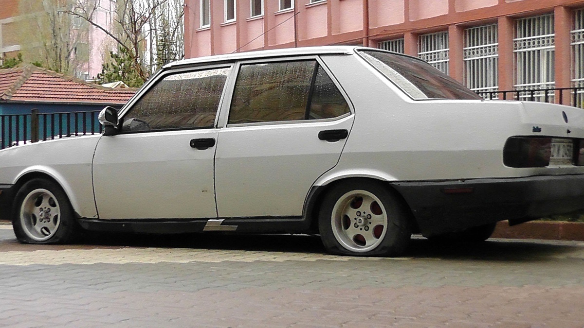 Otomobilin Tüm Lastiklerini Kestiler