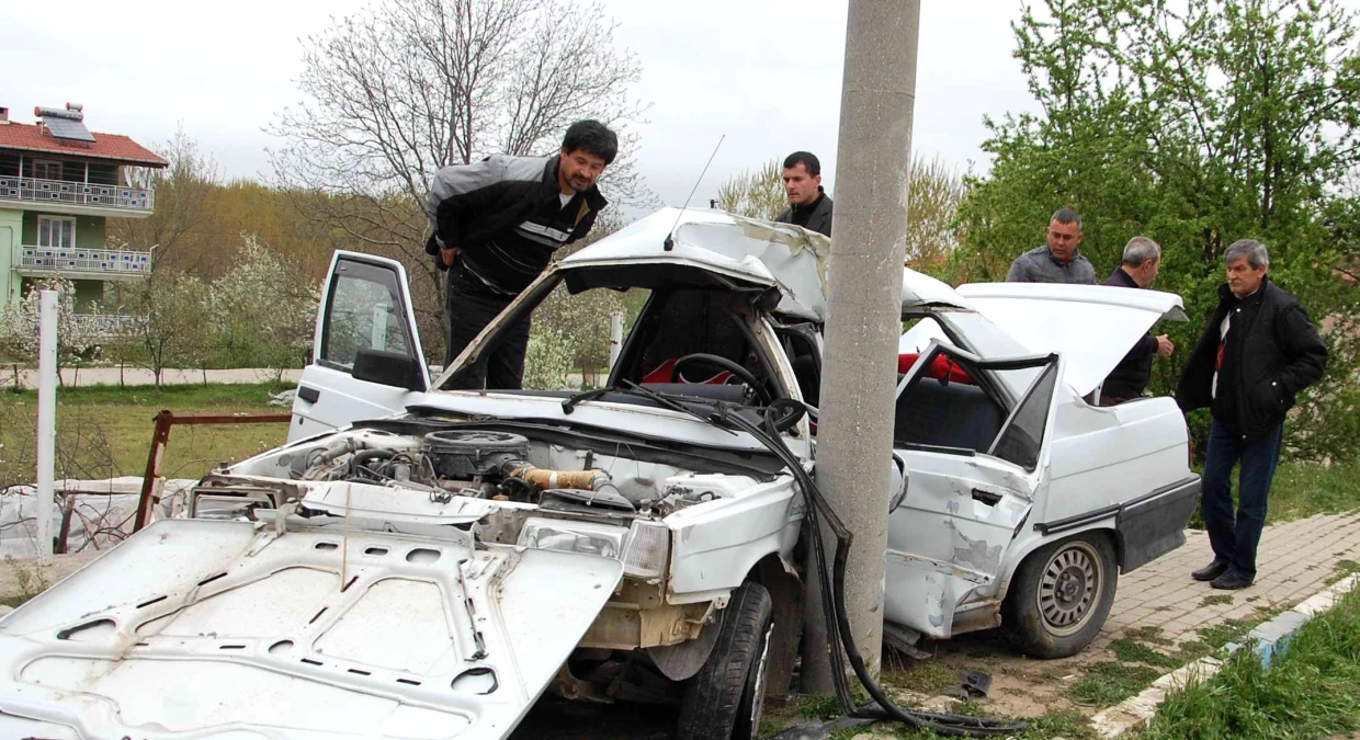 Simav\'da Otomobil Elektrik Direğine Çarptı: 1 Ölü